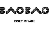 <p>Bao Bao Issey Miyake ist eine Marke von Taschen und Accessoires für Frauen, die vom berühmten japanischen Issey Miyake entworfen wurde.</p>

<p>Einfache zufällige Dreiecke geben einer quadratischen Grundform Leben, die als Leinwand verwendet wird, um die Meinungsfreiheit und die Verwendung authentischer und funkelnder Farben zum Ausdruck zu bringen.</p>

<p>Bao Bao ist eine Accessoires-Kollektion, die an neue, leichte und weiche Formen gedacht ist, die je nach Anlass variieren. Die Kombination von Einzelstücken, die der Einzigartigkeit der Technologie hinzugefügt werden, erzeugt aufregende und einzigartige Ergebnisse. Die harmonische Verbindung dreieckiger Module öffnet die Tür zu einer flexiblen Welt der Accessoires, die perfekt für den modernen Lebensstil sind.</p>

<p>Alle Accessoires von Bao Bao von Issey Miyake zeigen echte Stilübungen und geometrische Visionen, die dazu beitragen, das kanonische Konzept von Taschen aller Art zu verändern.</p>

<p>Jede Kreation scheint mit einem futuristischen Stil durchdrungen zu sein, der als neues Konzept von Formen im Universum verstanden wird. Form und Funktion werden zu Einzelteilen vermischt, die die Tür zu einer flexiblen Welt voller sorgloser Accessoires öffnen, die sich frei in jede Art von Accessoire wie Taschen, Taschen und Kleinteile verwandeln lassen.</p>

<p>Die echte Neuheit dieser Taschen ist der modulare Struktur, die auf sich selbst rollt und sich nicht verformt: Es ist kein Zufall, dass Sie sie ohne Schaden biegen können. Es sieht aus wie ein kariertes Blatt, auf dem man eine Geschichte schreiben kann, aber die wirkliche Geschichte wird nur durch unkonventionelles Material gegeben, das die Bedürfnisse jeder Frau befriedigen kann.</p>
