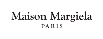 <p>Maison Margiela è una casa di moda francese fondata dallo stilista belga Martin Margiela.<br />
La Maison celebra l'estetica non convenzionale e abbraccia la filosofia secondo cui la moda è un'espressione artistica piuttosto che un culto della personalità.<br />
John Galliano è stato nominato Direttore Creativo della casa nel 2014, portando il suo senso dello spettacolo e la sua maestria creativa nell'etica unica della Maison.<br />
Audace e ambigua, Maison Margiela disegna Haute Couture (“Artisanal”), prêt-à-porter donna e uomo, borse, scarpe, piccola pelletteria, alta gioielleria, fragranze, oggetti di interior design e MM6, la sua linea contemporanea.</p>
