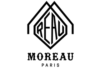 <p>La storia della Maison Moreau inizia a Parigi nel 1882 con l'apertura al 283 di rue Saint-Honoré, affermando la sua esperienza nella cerchia ristretta dei produttori di pelletteria di lusso e di valigette da viaggio. L'attività succedette al maestro ebanista Martin-Guillaume Biennais che era il fornitore ufficiale dell'Imperatore Napoleone I.</p>

<p>La Maison Moreau quindi creò un baule in pelle con un motivo ormai iconico, ispirato ai vimini e ai disegni di trecce di tronchi di vimini. Vi rimase fino agli inizi del Novecento, quando cessò di commerciare.</p>

<p>Nel 2011 è stato recuperato un baule firmato Moreau al mercatino delle pulci di Parigi. Apparteneva all'industriale e uomo di mondo Robert Bellanger, l'ultimo inquilino di Fort Brégançon.</p>

<p>Da allora, Maison Moreau lavora, tra tradizione e innovazione, per preservare e rinnovare l'universo singolare e autentico della Maison, con una collezione di borse e valigie uniche nella loro identità e filosofia.</p>

<p>La Maison Moreau vuole essere la custode di un eccezionale know-how francese, sia nella scelta degli atelier che nella selezione dei materiali. Il risultato porta a una pelletteria senza tempo, funzionale, leggera ed elegante, che diventa più unica ed esaltata dalla patina di un uso quotidiano.</p>

<p> </p>
