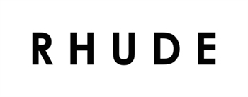 <p>RHUDE wurde 2015 von Rhuigi Villaseñor gegründet und ist ein in Los Angeles geborenes Designunternehmen, das Luxustechniken mit Streetwear-Elementen in Einklang bringt und als Konfektionskollektionen präsentiert wird.</p>

<p>Von einem erzählerischen Standpunkt aus entworfen, ist R H U D E sowohl ein Spiegelbild moderner Sozioökonomie als auch persönlicher Geschichten, als Villaseñor nach Los Angeles kam. R H U D E ist jetzt ein wiederkehrendes Thema von Saison zu Saison und kombiniert amerikanische Ikonographie mit nostalgischen Referenzen, ein visueller Kommentar zum Stil und zur Kultur von Los Angeles. Rhuigi studierte kurz nach seinem HS-Abschluss Kunstgeschichte und war Zweitbesetzung/Praktikant bei Shaun Samson.</p>

<p>Ohne formale Ausbildung speziell für Modedesign schreibt Villaseñor sein Verständnis für Kleidung und Konstruktion dem Aufwachsen mit einer Mutter zu, die Schneiderin war, und lieferte eine Grundlage und ein Verständnis dafür, wie man jedes Stück und die anschließenden Geschichten, die mit jeder Kollektion erzählt werden, herstellt.</p>

<p>Die Reise von RHUDE verläuft parallel zu Villaseñor, die die Entwicklung eines Mannes von der Jugend bis zur Reife aufzeichnet, eine Erzählung, die jede Kollektion widerspiegelt, in der sowohl der Kreativdirektor als auch die Marke mit ihrer ständig wachsenden Fangemeinde weiter wachsen, und die in der jüngsten Debütpräsentation während der Pariser Herrenmode gipfelt Woche für die Frühjahr/Sommer-Kollektion 2020.</p>
