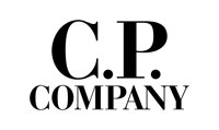 <p>C.P Company è un marchio italiano di sportswear per uomo, donna e bambino.</p>

<p>Carlo Rivetti lo fonda nel 1975, emergendo nel panorama della moda di quegli anni.</p>

<p>Oggi C.P Company presenta un total look funzionale e di tendenza, ispirato alle uniformi militari e agli abiti da lavoro. L'azienda realizza gommature, spalmature, lavaggi e complesse operazioni di doppia tintura, accosta la ricerca tecnologica a tessuti e tinture, unendo materiali innovativi con filati tradizionali pregiati.</p>

<p>Le idee maschili vanno dai desert boots in pelle ai pantaloni di flanella in lana e nylon, dalle maglie minimal con button-neck ai blazer e cappotti doppiopetto in lana Shetland. La donna CP Company veste giubbotti in pelle trattati con pigmenti naturali, cardigan, maglie in lana e cashmere con collo a "V".</p>
