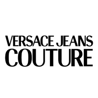 <p>Versace Jeans Couture wurde von Donatella und Gianni Versace gegründet und ist der Treffpunkt zwischen modischen Details und zeitgenössischem urbanem Kontext. Jeans wurden unter Einbeziehung innovativer Prinzipien der Couture durch Material, Konstruktion und Details entworfen. Eine Neuinterpretation des Versace-Stils aus Sicht der modernen Kultur.<br />
<br />
Der auf der Landebahn von Versace geborene Denim wurde mit der Couture-Auswahl gezeigt und trug zum Markennamen Versace Jeans Couture bei.<br />
<br />
Denim ist ein von Grund auf einfacher Stoff, der mit bunten oder goldfarbenen Nähten, verschiedenen Textilbehandlungen oder verschiedenen dekorativen Elementen angereichert ist, die diesem dauerhaften Stoff neues Leben einhauchen und ihm den „Versace-Stempel“ verleihen.</p>
