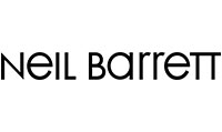 <p>Neil Barrett ist eine Marke für Kleidung und Accessoires für Herren und Damen, die 1999 von dem gleichnamigen englischen Designer gegründet wurde, der vor der Einführung seiner Marke mehrere Jahre Ausbildung in Italien bei Gucci und Prada gearbeitet hat.</p>

<p>Dann debütiert er in der Modewelt und schlägt eine Herrenkollektion vor, die sich mit seinem Namen getauft. Neil präsentiert eine Mode in perfekter Balance zwischen Klassik und Moderne, Interpreten eines minimalistischen Stil, der Schneiderei, Grunge- und Rock-Stimmung und avantgardistischen Charme mit englischem Geschmack verbindet.</p>

<p>Der von den VIPs der Welt hochgelobte Stylist kreiert einen neuen "Street-Style" aus Jacken, die wie Bikerjacken aussehen, getragene Westen mit T-Shirts und Lederhosen, zweireihige Regenmäntel aus Wasserstoff und eine sehr leichte Leder für einen abschließenden " Vakuum"-Effekt.</p>

<p>Die Silhouetten sind verlängert und die Kollektionen reduzieren die Farben von Schwarz und Kreide, Grauschleier und Wolken, wodurch Pullover, Mäntel und Jacken aus "total schwarzem" Leder mit klaren Linien, gestrickten Strickjacken, proportionierten Spielen und Overlays zum Leben erweckt werden.</p>

<p>Nichts entgeht die Aufmerksamkeit des Designers, der sich um das kleinste Detail kümmert und Accessoires für den Großstadt-Dschungel anbietet, wie die "Urban Bag" und Schnürstiefel.</p>
