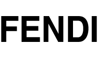 <p>Fendi è un'azienda produttrice di capi di lusso, nata a Roma nel 1925 da Edoardo e Adele Fendi, che aprono, in via del Plebiscito, un laboratorio artigiano di pelletteria e pellicceria d'elite.</p>

<p>Fendi edifica negli anni la sua storia, la sua forza e il suo prestigio mondiale nel settore del Fashion, dalla haute couture al pret-a-porter.</p>

<p>La seconda generazione Fendi insieme al designer Karl Lagerfeld, inizia il processo che muterà la pelliccia da simbolo elitario a capo di moda, con materiali, conce, colorazioni e lavorazioni originali. La doppia "F" rovesciata, dapprima usata come fodera interna della valigeria, diviene in seguito il logo della griffe, che lancia la linea pret-à-porter prima di pellicceria e poi di abbigliamento.</p>

<p>Negli anni ’80 Fendi continua a crescere, diventando un lifestyle brand globale e dieci anni dopo, nell’intento di riconquistare l'eccellenza artigianale delle origini, Silvia Venturini Fendi, direttore creativo degli accessori e della linea uomo, lancia la linea "Selleria", basata su articoli unici, prodotti in limited edition, numerati e completamente realizzati a mano.<br />
<br />
Tra i suoi più grandi successi la Baguette, che si distinguerà nel tempo come un best-seller, realizzata in più di seicento modelli.</p>

<p> </p>
