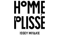 <p>Con lo sviluppo della tecnica di piegatura unica di Issey Miyake, Homme Plissè Issey Miyake è nata nel 2013 come marchio che crea abbigliamento maschile moderno.  </p>

<p>I tessuti con un materiale di base a prova di rughe e asciugatura rapida vengono forniti con una larghezza uniforme che non si attacca alla pelle.</p>

<p>Questi indumenti sono leggeri e facili da muovere, richiedono poca manutenzione e sono facili da trasportare. Le pieghe vengono aggiunte dopo aver cucito con una tecnica di "piegatura dell'indumento", e quindi viene eseguita una cucitura supplementare per creare una struttura tridimensionale in questi indumenti che combinano una bella forma con la funzionalità.  </p>

<p>Questo marchio mira a portare nuove creazioni di abbigliamento che conferisce a chi lo indossa un aspetto attivo.</p>
